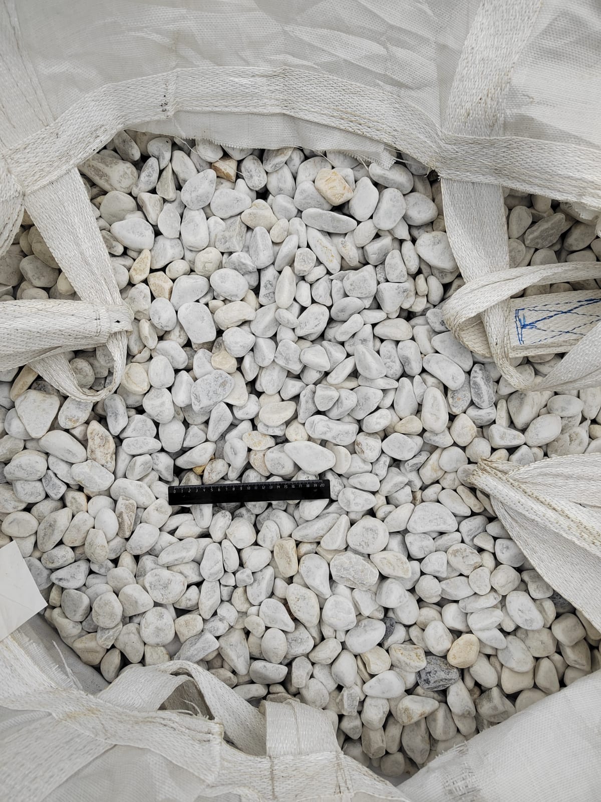  Белая галька мраморная (щебень галтованный белый) фр.40-70 мм.  купить  в Краснодаре мрамор белый молочный айвори окатанный округлый природный камень 15000 руб/т   фото 