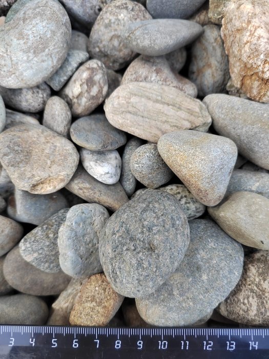  Галька речная окат (серая) фр.40-60 мм купить   в Краснодаре галька речная серый бежевый рыжий коричневый округлый речной камень 4000 руб/т   фото 