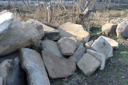 Песчаник плиты - плахи - пошаговые дорожки (фр. 70-150 мм)  купить  в Краснодаре песчаник серый бежевый желтый зеленый колотый песчаник строительный 6500 руб/т   фото 