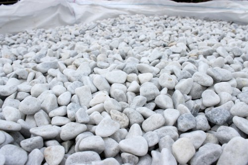  Белая мраморная галька (щебень галтованный белый) фр.10-20 мм.  купить  в Краснодаре мрамор белый, молочный, айвори окатанный округлый декоративный ландшафтный щебень 14500 руб/т   фото 