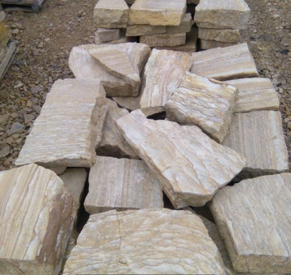 Песчаник пластушка желтый с рисунком (7-15 см)  купить  в Краснодаре плитняк - пластушка - бут желтый песчаник 8 000 руб/м3   фото 