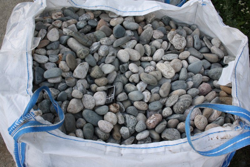  Галька речная окат (серая) фр.40-60 мм купить   в Краснодаре галька речная серый бежевый рыжий коричневый округлый речной камень 4000 руб/т   фото 