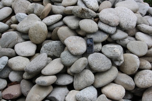  Галька речная плоская (бело-серая) фр. 100-200-300 мм. купить  в Краснодаре  галька речная плоская серый, белый, бело-серый, серо-белый речная галька плоская  6000 руб/т   фото 