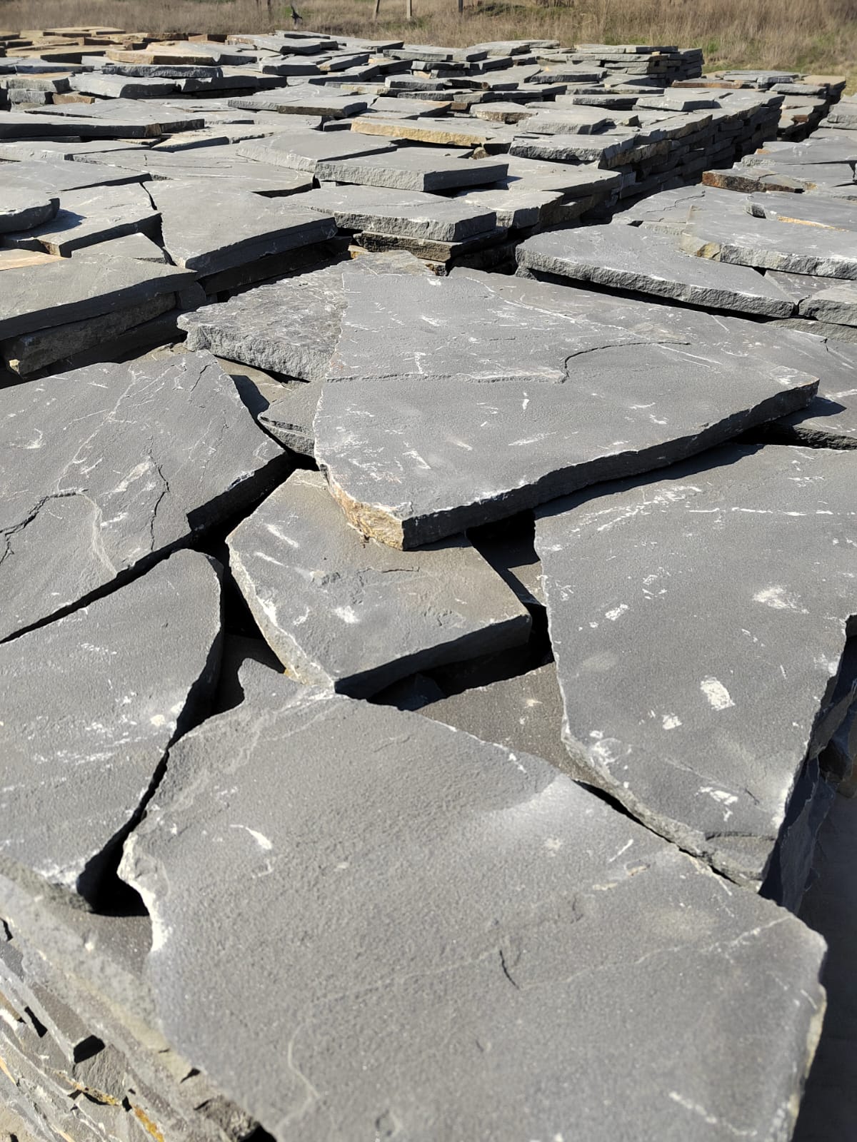 Песчаник пластушка светло-серый (2,0 см)  купить  в Краснодаре плитняк- ластушка светло-серый, серый рваный ландшафтный плитняк колотый 7 500 руб/м3   фото 