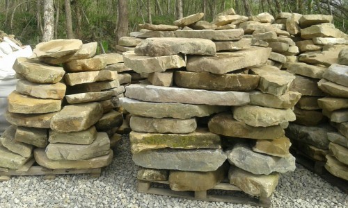 Песчаник плиты - плахи - пошаговые дорожки (фр. 70-150 мм)  купить  в Краснодаре песчаник серый бежевый желтый зеленый колотый песчаник строительный 6500 руб/т   фото 