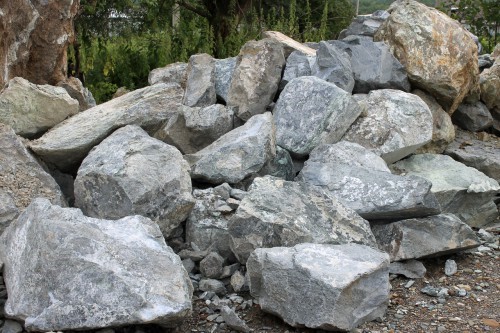  Змеевик скальник фр. 500-1500 мм.  купить в Краснодаре змеевик зеленый серый черный глыба скальная колотая 7500 руб/т   фото 