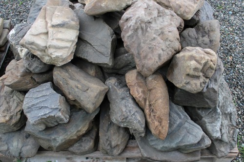 Песчаник декоративный ландшафтный (фр. 300-500 мм)  купить  в Краснодаре песчаник желтый рыжий серый зеленый валун речной окатанный природный песчаника 4 500 руб/т   фото 