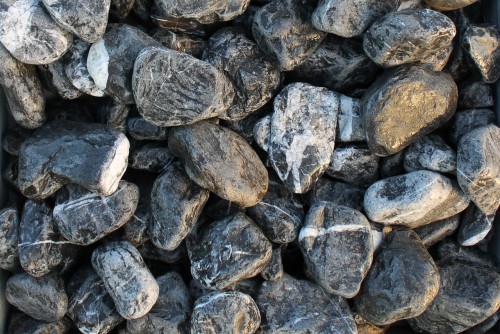 Галька мраморная черная (щебень галтованный черный мрамор) фр. 50-100 мм.  купить  в Краснодаре мрамор черный с белыми прожилками щебень ландшафтный мраморный 9000 руб/т   фото 