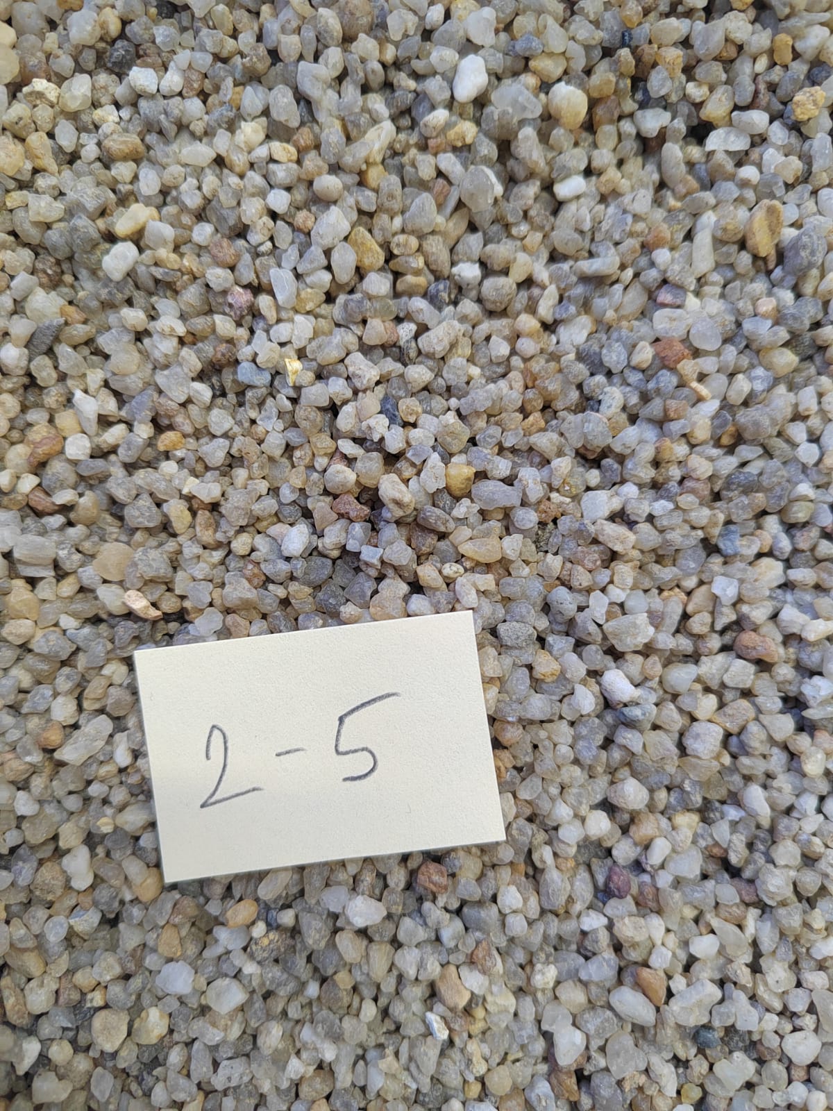 Кварцевый песок для площадок фр. 2-5 мм.  купить в Краснодаре фото 