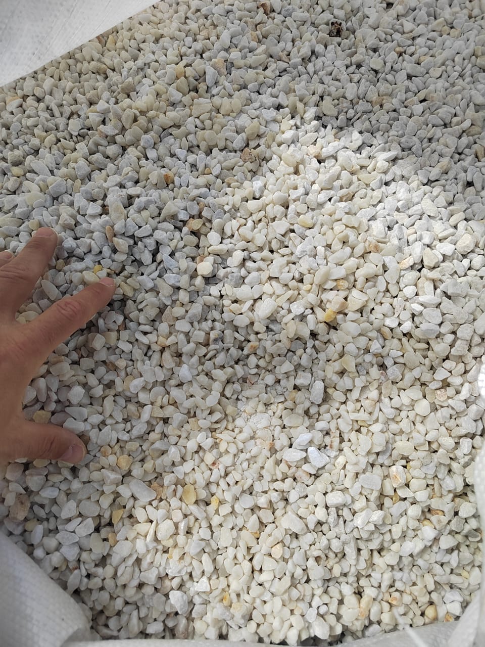  Мраморная крошка, щебень, цвет-белый, фр. 5-10 мм.  купить  в Краснодаре мрамор белый, айвори, молочный мраморная каменная крошка ландшафтная 9500 руб/т   фото 