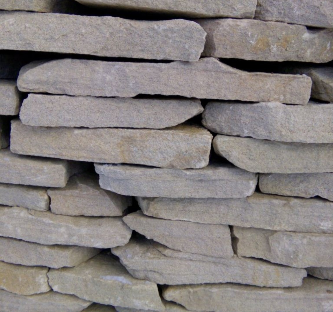 Песчаник пластушка светло-серый (4,0 - 6,0 см)  купить  в Краснодаре плитняк - пластушка светло-серый песчаник 7 500 руб/м3   фото 