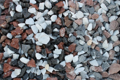  Мраморная крошка (щебень крошка микс : белый-черный-розовый) фр. 20-40 мм.  купить  в Краснодаре мрамор белый, черный, розовый декоративная ландшафтная крошка 9500 руб/т   фото 