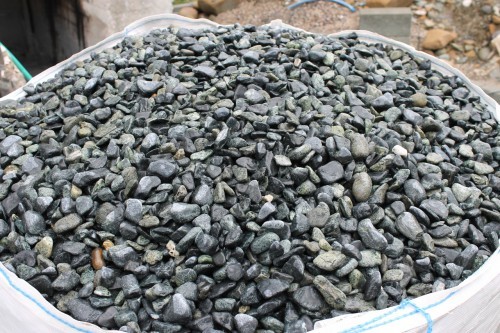  Зеленая галька (щебень галтованный зеленый змеевик) фр. 20-40 мм.  купить  в Краснодаре мрамор зеленый, салатовый оголтованный щебень мраморный 12 500 руб/т   фото 