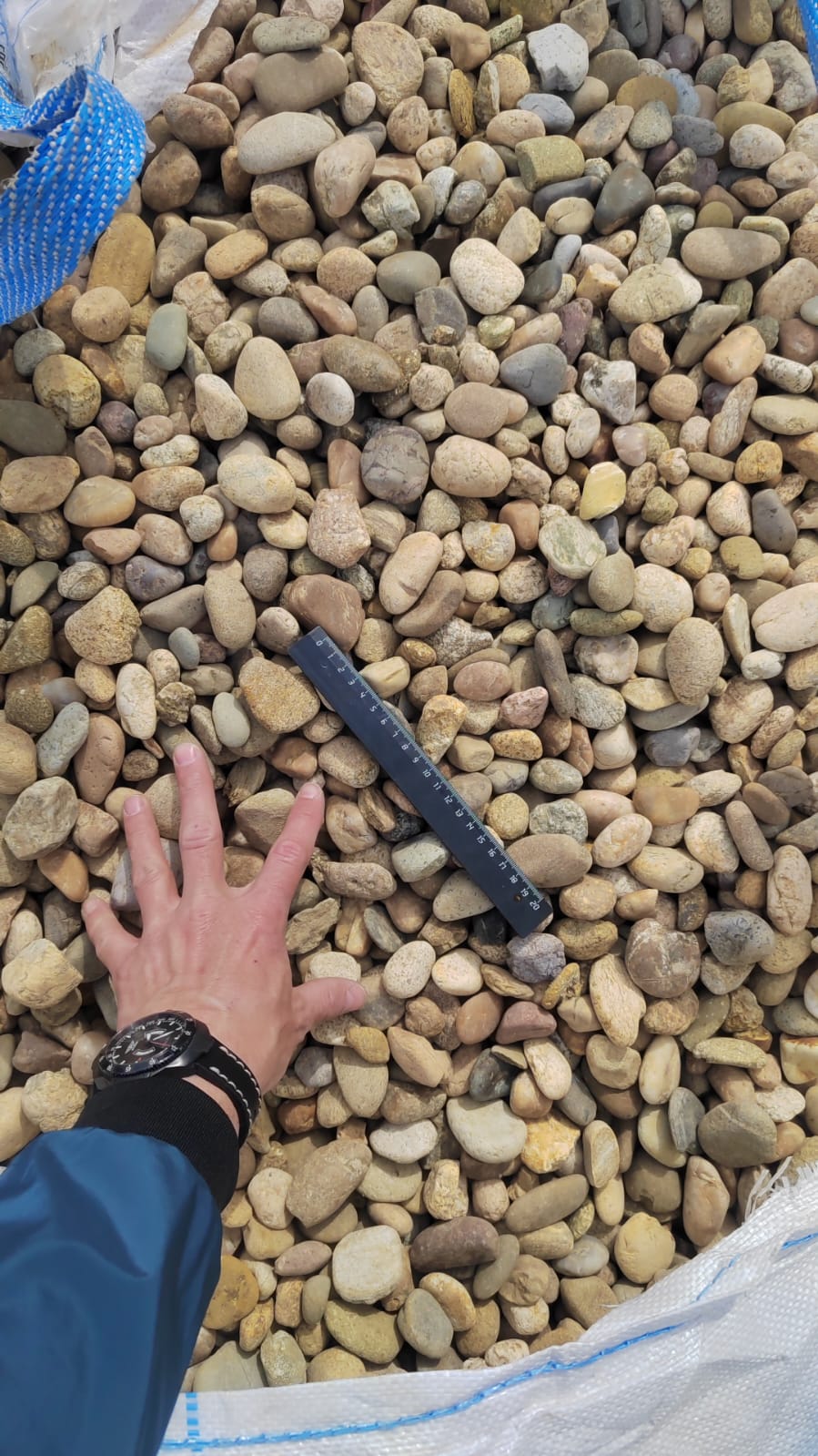  Галька речная окат рыжая фр. 20-40 мм. купить   в Краснодаре галька речная окатанная рыжая желтая серая округлая речная галька 4000 руб/т   фото 