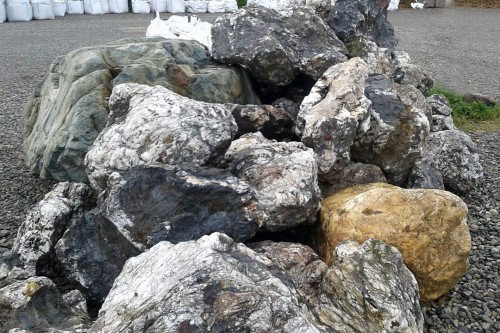  Черный гранит - кварцит фр. 100-500 мм.  купить в Краснодаре мрамор гранит черный с белыми прожилками, серый, белый валун скальный колотый 7000 руб/т   фото 