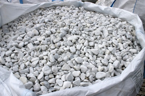  Галька белая мраморная (щебень галтованный белый), фр.20-40 мм.  купить  в Краснодаре мрамор белый бежевый молочный мраморный щебень декоративный 14500 руб/т   фото 