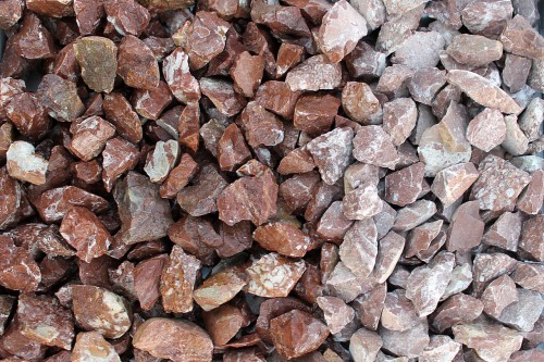  Мраморная крошка (щебень крошка розовый) фр. 20-40 мм.  купить  в Краснодаре мрамор розовый, красный мраморная крошка декоративная 7700 руб/т   фото 