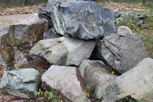  Змеевик скальник фр. 500-1500 мм.  купить в Краснодаре змеевик зеленый серый черный глыба скальная колотая 7500 руб/т   фото 