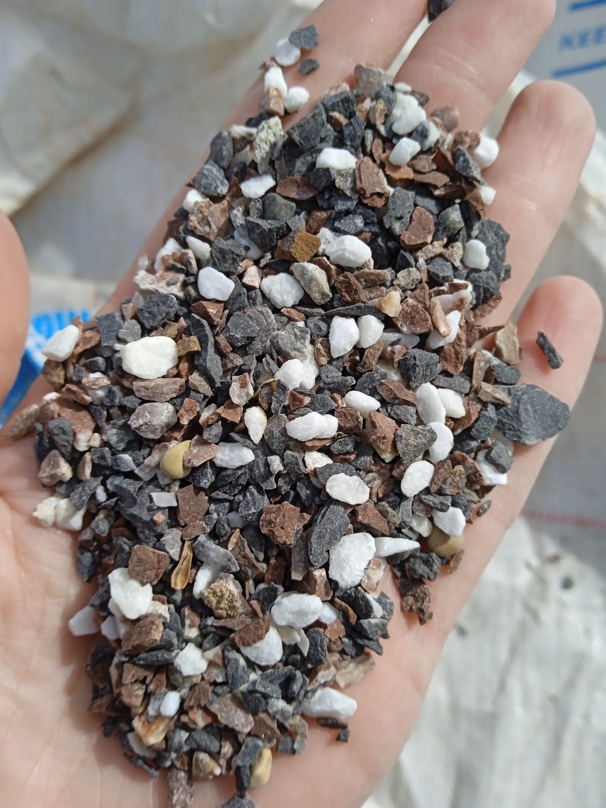  Мраморная крошка (щебень крошка микс: белый-зеленый-розовый) фр. 5-10 мм  купить  в Краснодаре мрамор белый, зеленый, розовый, разноцветный, молочный декоративная ландшафтная мраморная крошка 9500 руб/т   фото 