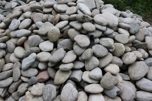 Kamenclub.ru: Галька речная плоская (бело-серая) фр. 100-200-300 мм. купить   в  Краснодарегалька речная плоская серый, белый, бело-серый, серо-белый речная галька плоская  6000 руб/т   фото КАМЕНЬ КЛУБ