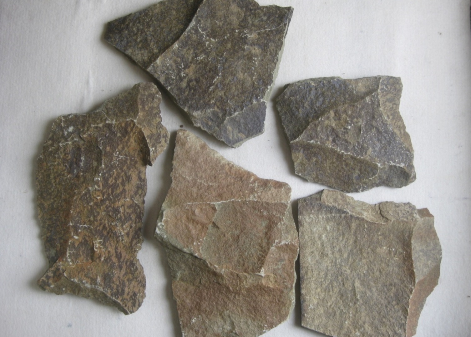 Песчаник пластушка "фонтанка" серо-зеленая (3,0-5,0 см)  купить  в Краснодаре песчаник серо-зеленая колотые плитки облицовочные пластушки 8 500 руб/м3   фото 