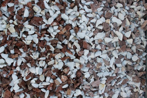  Мраморная крошка (щебень крошка микс: белый-розовый) фр. 10-20 мм.  купить  в Краснодаре мрамор белый, розовый каменный декоративный ландшафтный щебень 9500 руб/т   фото 