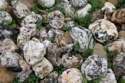  Кварцевый валунчик фр.100-300 мм.  купить в Краснодаре кварц белый, бежевый молочный рыжий крупный природный камень галечник 7850 руб/т   фото 