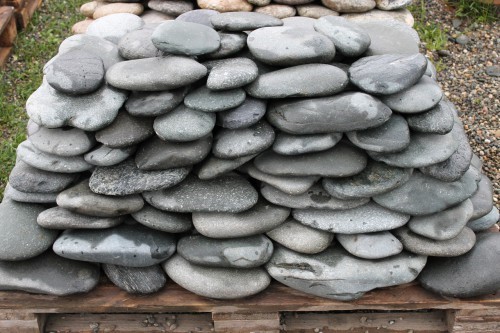 Kamenclub.ru: Галька речная плоская (темно-серая) фр. 100-200-300 мм. купить   в  Краснодарегалька речная плоская темно-серый, серый, синий речной галечник плоский 6000 руб/т   фото КАМЕНЬ КЛУБ