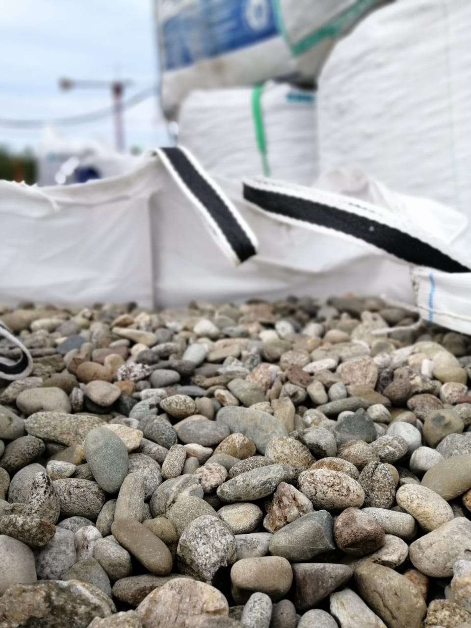  Галька речная окат (пестрая) фр. 20-40 мм. купить   в Краснодаре галька речная пестрая, серая, серые оттенки галька речная окатанная округлая 4000 руб/т   фото 