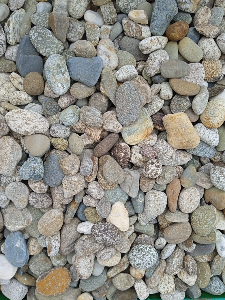  Галька горная речная окат (цветная) фр. 20-40 мм. купить   в Краснодаре галька речная серый синий бежевый белый окатанная речная галька ландшафтная 5000 руб/т   фото 