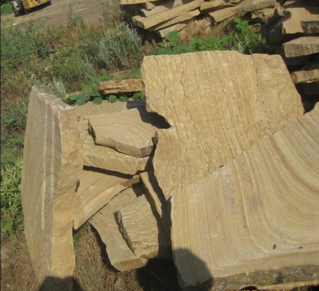 Форматный камень (плаха) пошаговая дорожка от 70-150 см (4 -12 см)  купить  в Краснодаре плитняк  форматный плаха желтый песчаник 9 000 руб/т   фото 