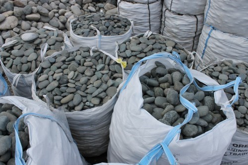  Темно-серый валунчик фр.100-300 мм.  купить в Краснодаре крупный природный камень серый, темно-серый, светло-серый речная галька большого размера окатанная 4500 руб/т   фото 