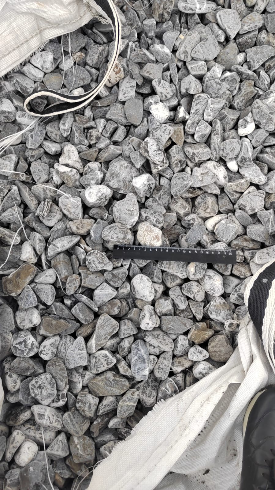  Черная галька (щебень галтованный черный мрамор) фр.40-70 мм.  купить  в Краснодаре мрамор черный с белыми прожилками, черный, белый щебень галтованный округлый 13500 руб/т   фото 