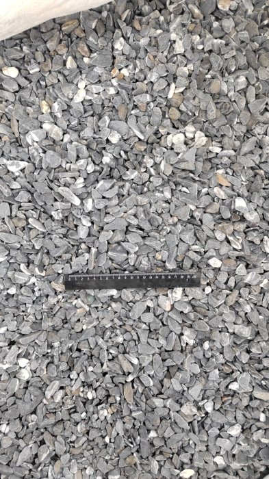 Черная галька с прожилками (галтованный черный мрамор) фр.10-20 мм.  купить  в Краснодаре мрамор черный с белыми прожилками, черный, белый окатанный округлый ландшафтный декоративный щебень 13500 руб/т   фото 