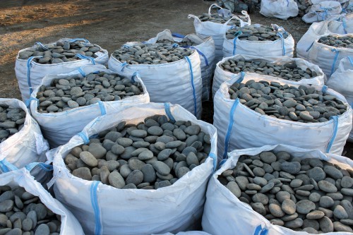 Kamenclub.ru: Галька речная плоская (темно-серая) фр. 100-200-300 мм. купить   в  Краснодарегалька речная плоская темно-серый, серый, синий речной галечник плоский 6000 руб/т   фото КАМЕНЬ КЛУБ