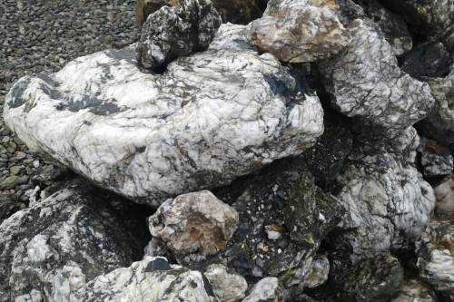  Черный гранит - кварцит фр. 100-500 мм.  купить в Краснодаре мрамор гранит черный с белыми прожилками, серый, белый валун скальный колотый 7000 руб/т   фото 