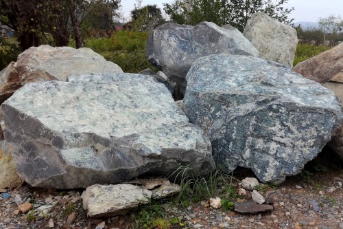 Змеевик скальник фр. 500-1500 мм.  купить в Краснодаре змеевик зеленый серый черный глыба скальная колотая 7500 руб/т   фото 