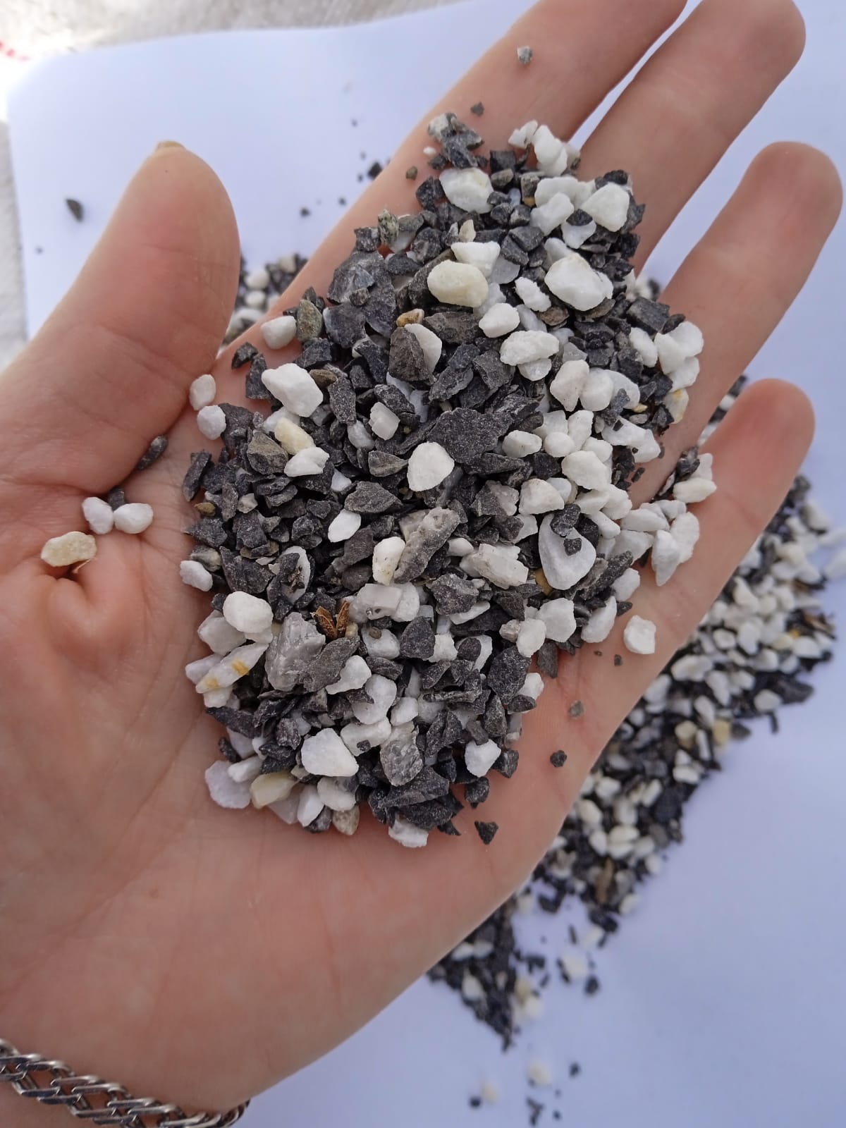  Мраморная галька (щебень галтованный микс:белый-черный-розовый-медовый) фр.5-10 мм.  купить  в Краснодаре мрамор белый, медовый, черный, розовый мраморный галтованный щебень декоративный ландшафтный 14500 руб/т   фото 