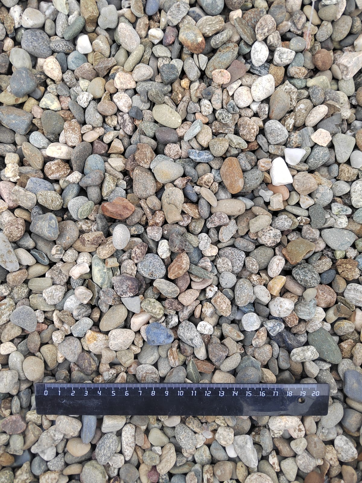  Галька речная окат (серая) фр.10-20 мм купить   в Краснодаре галька речная серая, серый, темно-серый, светло-серый, коричневый ландшафтная декоративная речная окатанная округлая галька 4000 руб/т   фото 