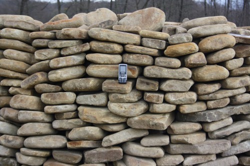 Песчаник для мощения дорожек, площадок, парковок ( фр 5-10 см)  купить  в Краснодаре песчаник  серый желтый коричневый рыжий песчаник оголтованный окатанный 6500 руб/т   фото 