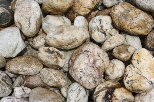  Кварцевый валунчик фр.100-300 мм.  купить в Краснодаре кварц белый, бежевый молочный рыжий крупный природный камень галечник 7850 руб/т   фото 