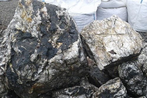  Черный гранит - кварцит фр. 100-500 мм.  купить в Краснодаре мрамор гранит черный с белыми прожилками, серый, белый валун скальный колотый 7000 руб/т   фото 