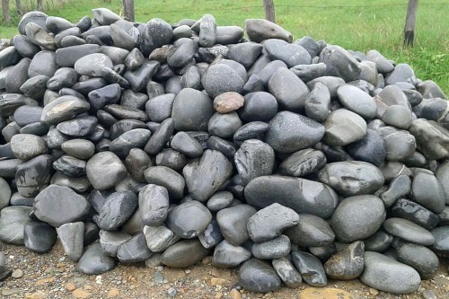  Темно-серый валунчик фр.100-300 мм.  купить в Краснодаре крупный природный камень серый, темно-серый, светло-серый речная галька большого размера окатанная 4500 руб/т   фото 