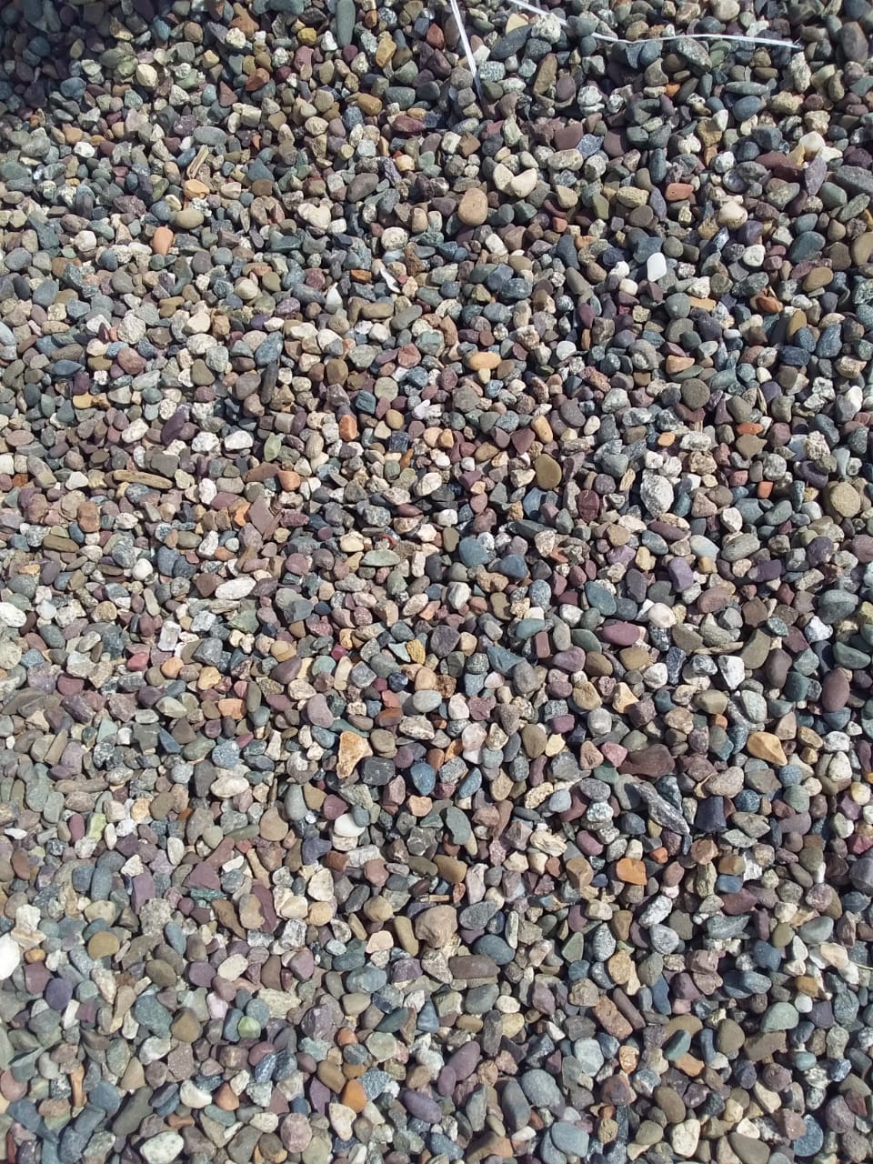  Галька речная окат цветная фр.5-10 мм. купить   в Краснодаре галька речная белый, серый, красноватый, синий, темно-серый речная окатанная галька декоративная 5000 руб/т   фото 