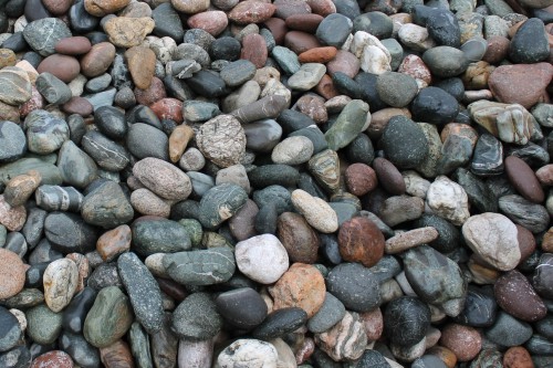  Галька окат (цветная картошка) фр. 50-100 мм. купить   в Краснодаре галька природная окатанная серый белый цветной синий темно-серый коричневый округлый галечник окатанный 4500 руб/т   фото 