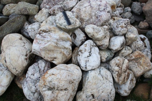  Кварцевый валунчик фр.100-300 мм.  купить в Краснодаре кварц белый, бежевый молочный рыжий крупный природный камень галечник 7850 руб/т   фото 