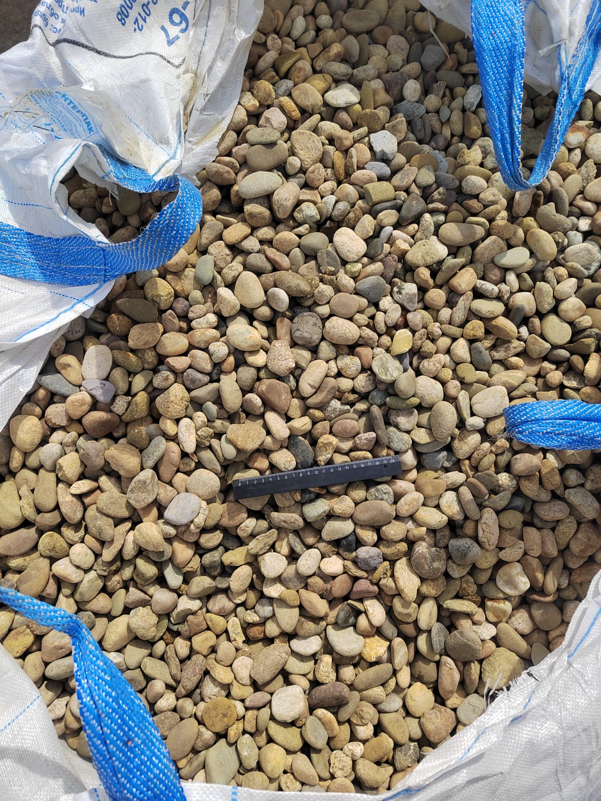  Галька речная окат рыжая фр. 20-40 мм. купить   в Краснодаре галька речная окатанная рыжая желтая серая округлая речная галька 4000 руб/т   фото 