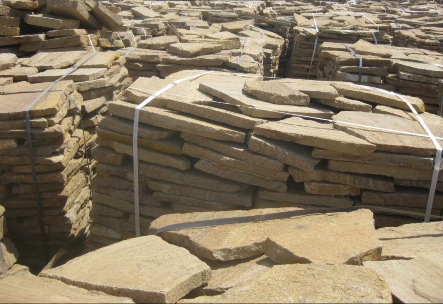 Песчаник пластушка желтый с рисунком (3 см)  купить  в Краснодаре песчаник желтый с рисунком, рыжий, желтый песчаник пластушка ландшафтная рваная 8 500 руб/м3   фото 