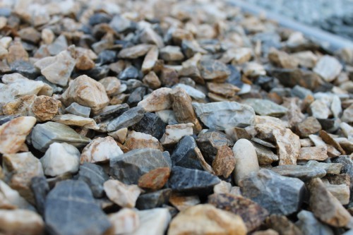  Мраморная крошка (щебень крошка медовый), фр. 10-20 мм.  купить  в Краснодаре песчаник бежевый, серый каменная ландшафтная крошка  9900 руб/т   фото 