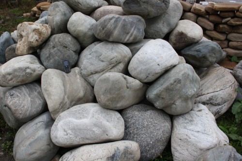  Речной валун Кабанчик фр.300-500 мм.  купить в Краснодаре крупный природный камень галька серый, темно-серый речной валун галечник масштабный 7000 руб/т   фото 